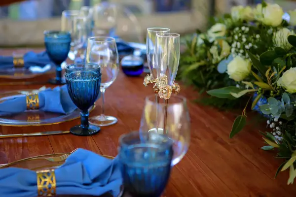 Blue-themed wedding table decor