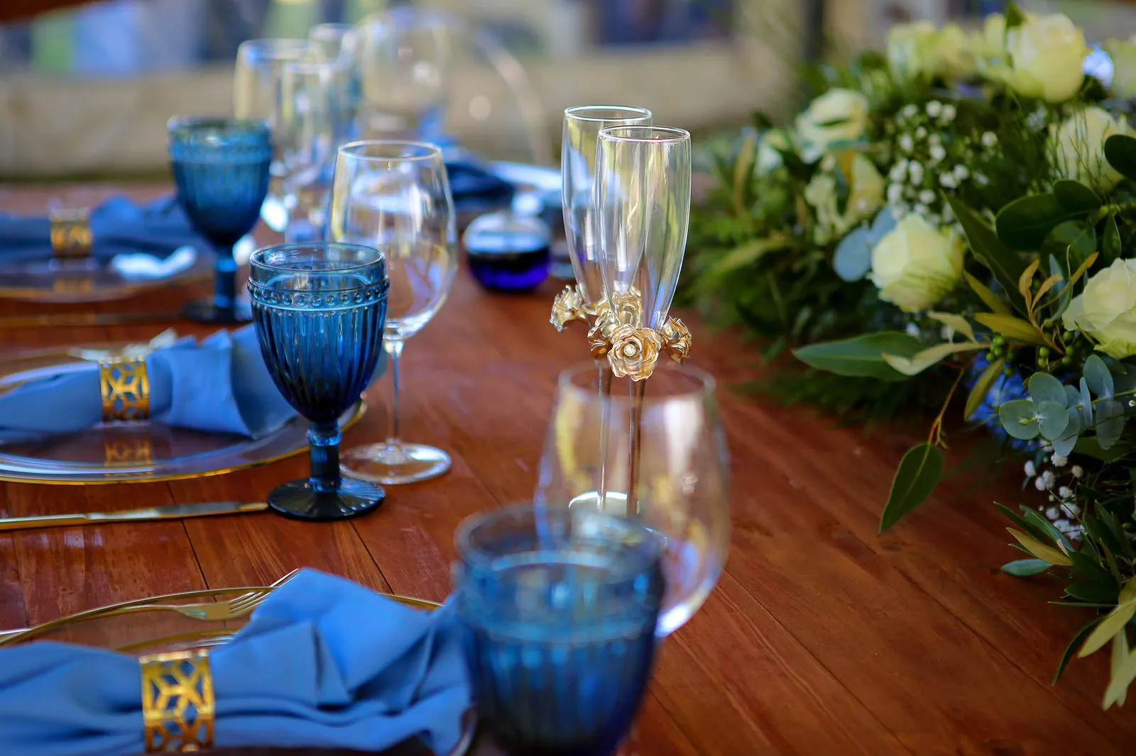Blue-themed wedding table decor