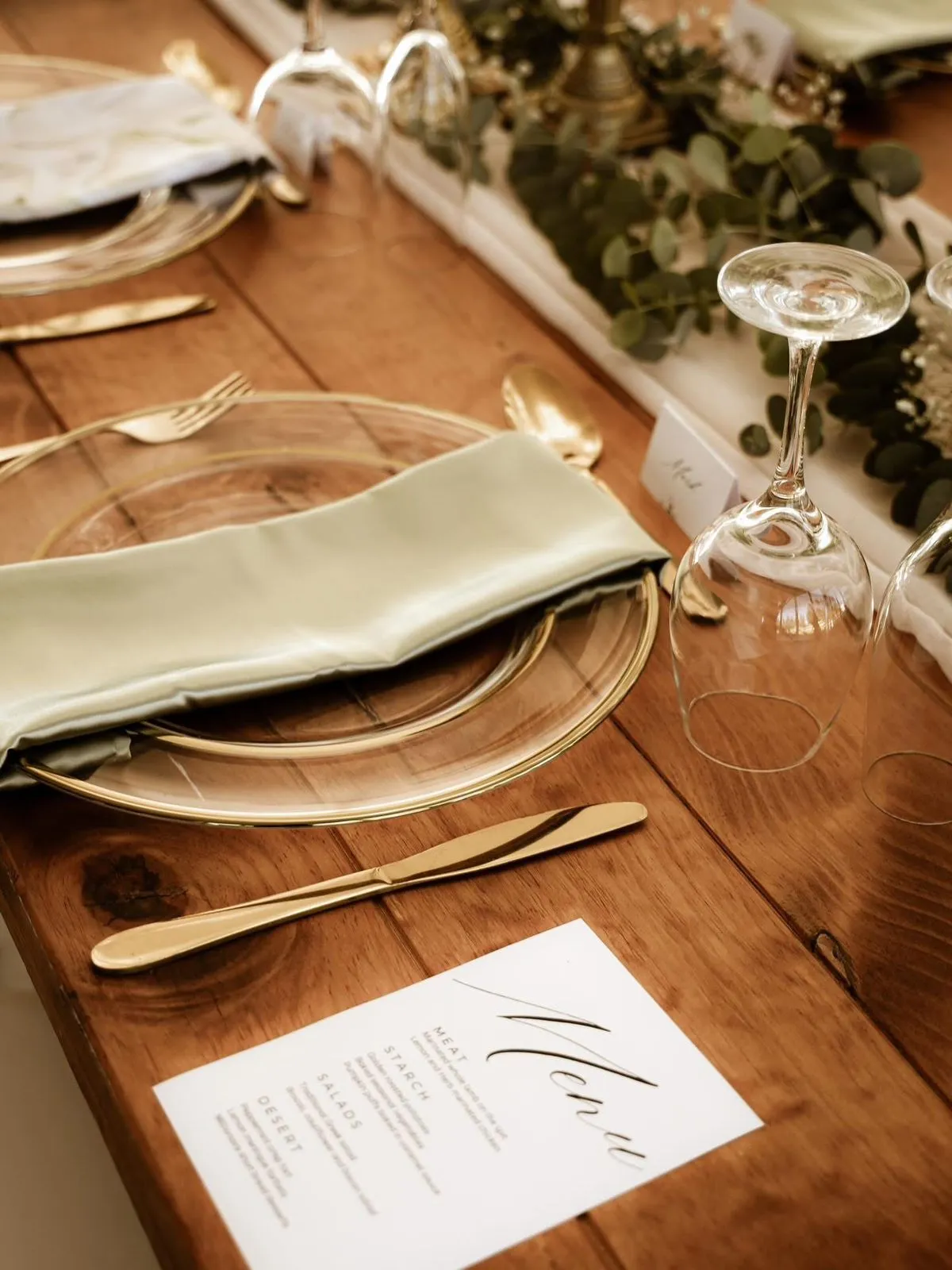 Rustic wedding decor with glass underplate