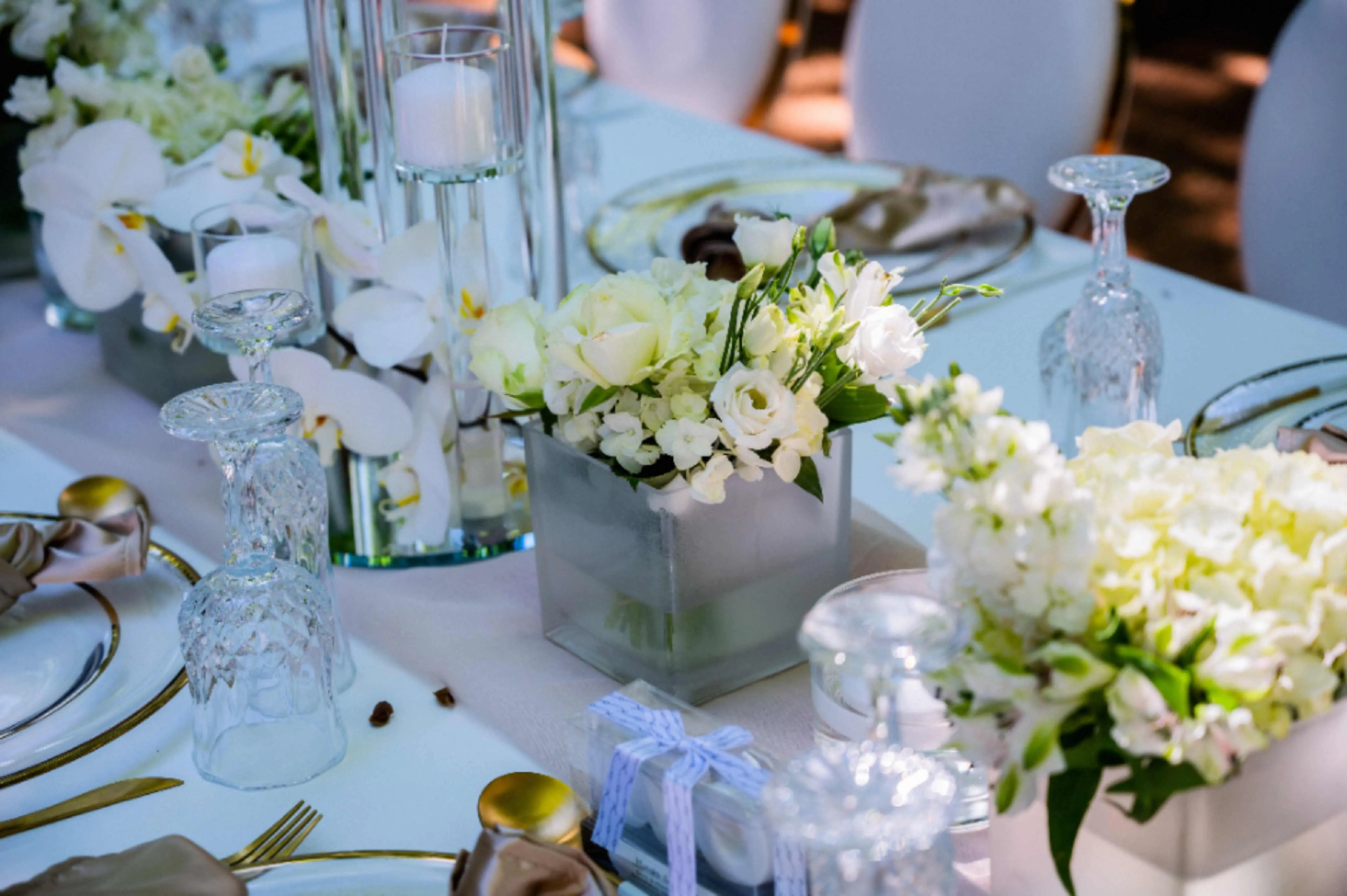 Wedding flower centrepiece in glass with gold accents