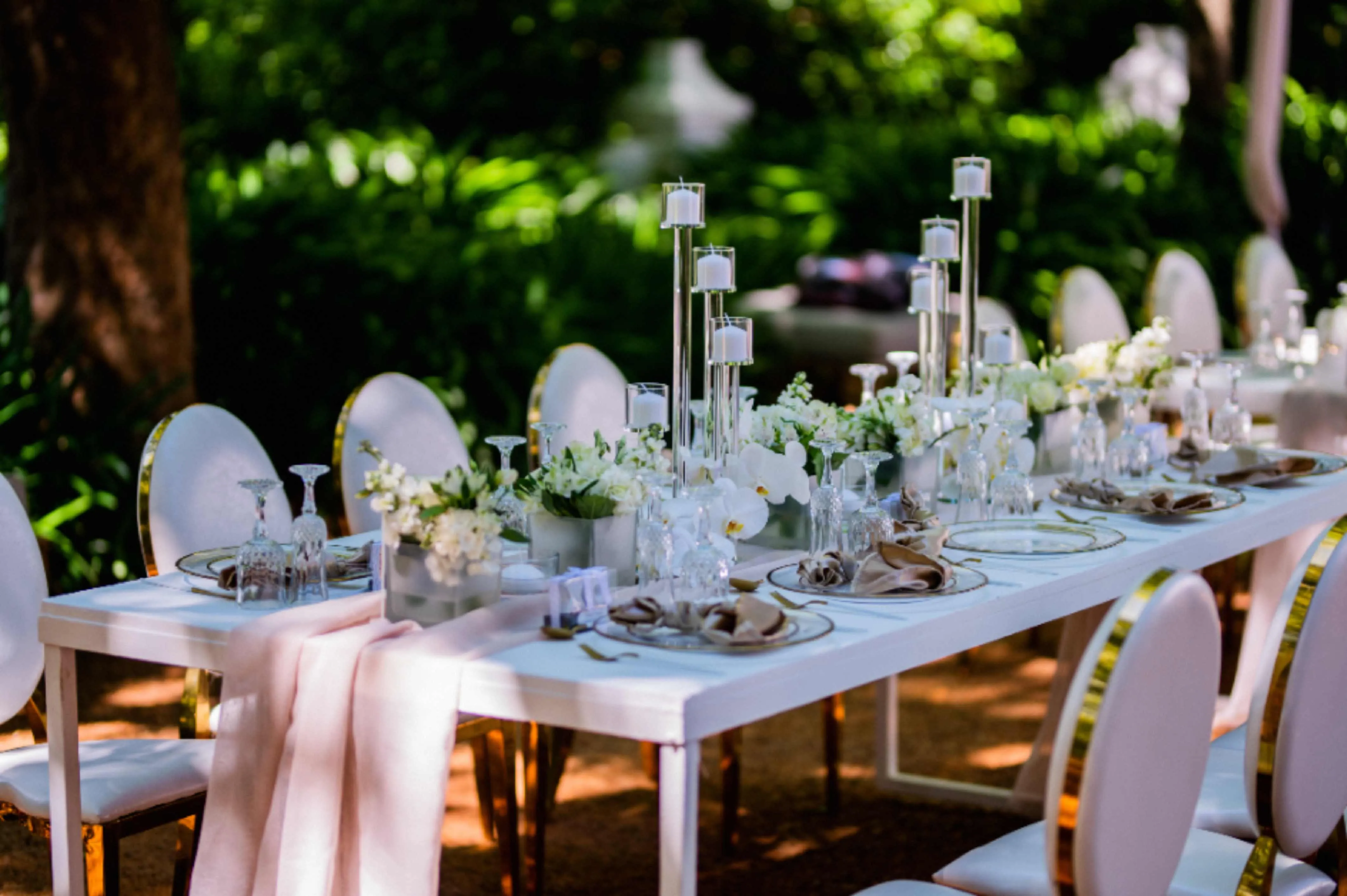 White and gold wedding colour scheme